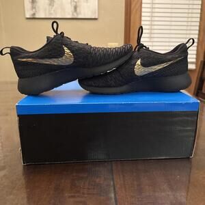 NIKE ROSHE ONE FLYKNIT WMNS ID SIZE 8.5 777415-912 Black /Gold  Color Way